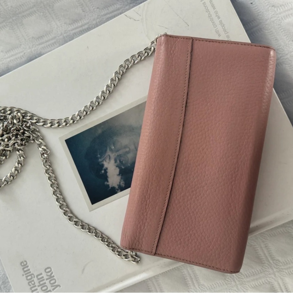 Louis Vuitton Capucines Wallet in Magnolia - Picture 5 of 16